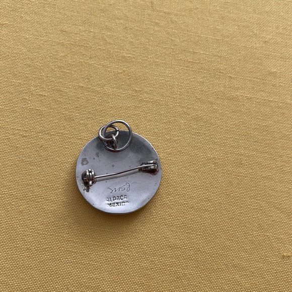 Alpaca Mexico Sterling Silver Brooch with Inlaid abalone & mother of pearl. - Picture 2 of 3